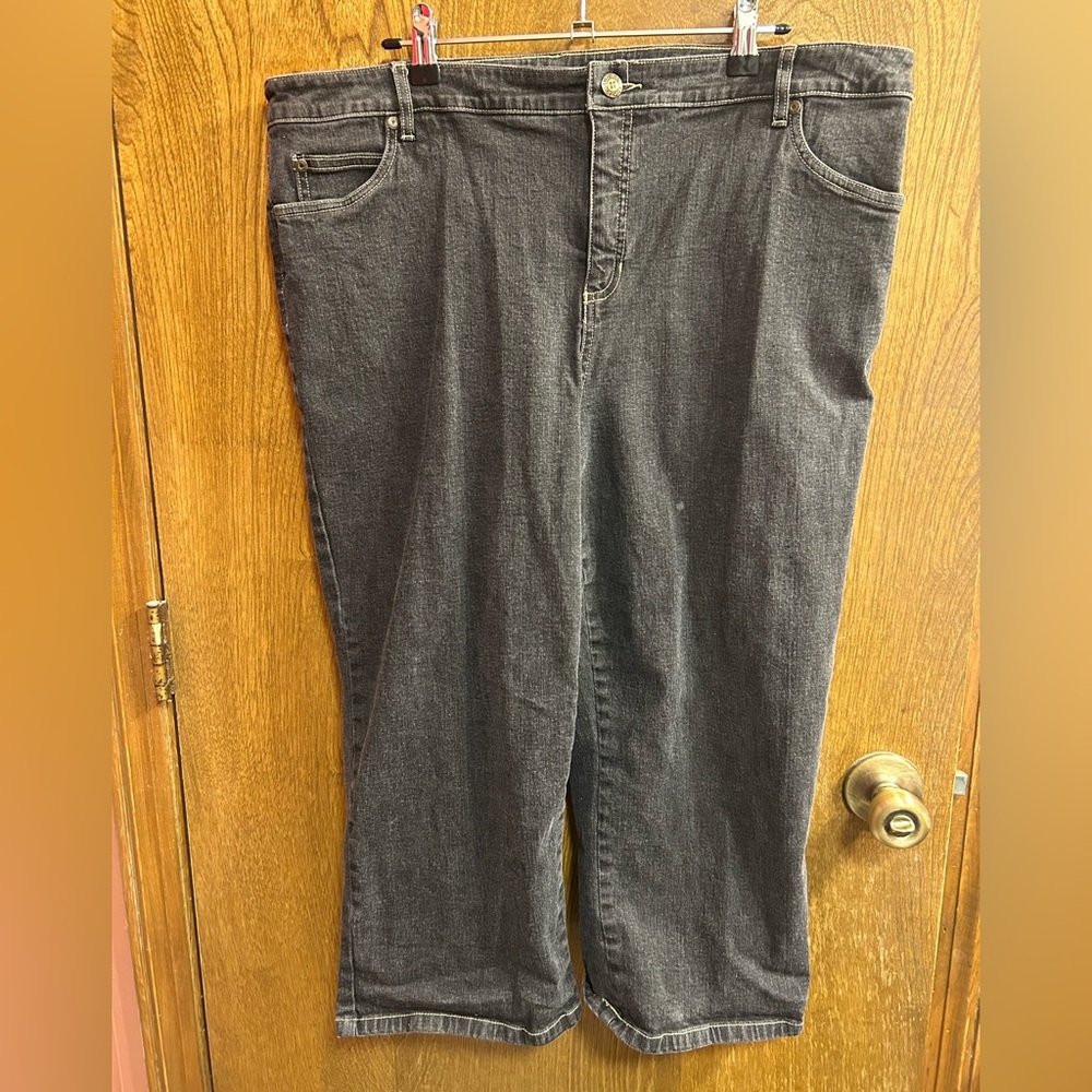 Tribal Straight-Leg Capri Jeans in Black Wash